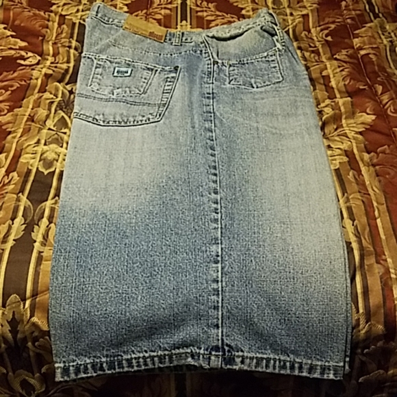 VIBES Gold Label Denim Shorts - Picture 2 of 8